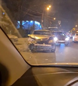 Две иномарки столкнулись на перекрестке улиц Ленина и Емельянова в Южно-Сахалинске 