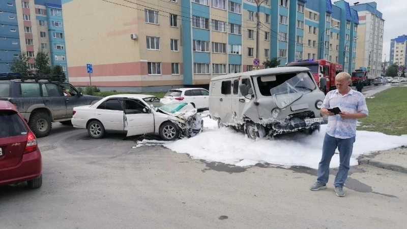 Toyota Carina и УАЗ столкнулись на улице Физкультурной в Южно-Сахалинске 23 августа