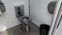 «Остаются кусты!»: жителей Сахалина оставили без общественных туалетов
