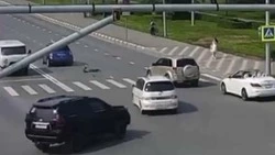 Школьницы на самокате попали под колеса автомобиля в центре Южно-Сахалинска