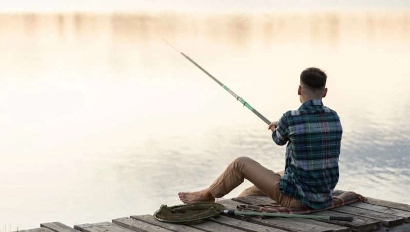 Сахалинцев призвали не ловить рыбу возле линий электропередачи