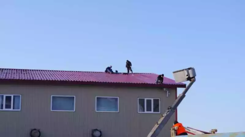 Крышу школы, которую снесло ураганом в Курильске, восстановили за сутки