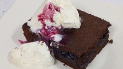 Сахалинский кондитер поделилась рецептом шоколадного брауни с вишней — готовим дома