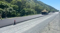 На автодороге по западному побережью Сахалина уложили еще 14 километров асфальта