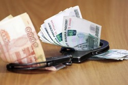 Мигрант заплатит полмиллиона рублей за попытку дать взятку на Сахалине