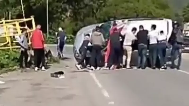 Сахалинцы коллективно помогли «поставить на ноги» перевернутый автомобиль