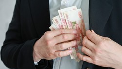 Компания не доплатила жителю Сахалина почти полмиллиона рублей за переработки 