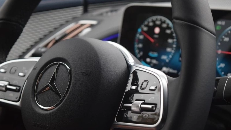 «Мерседес» и огромные квартиры. Сколько зарабатывают жены сахалинских парламентариев