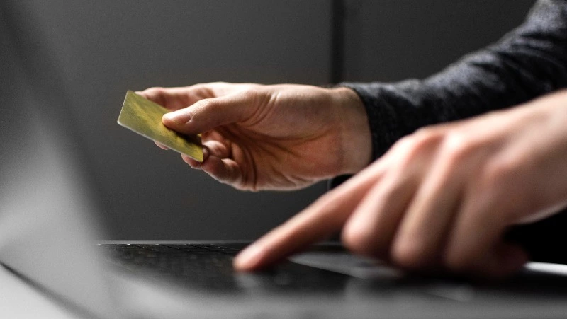 Жительница Курильска потеряла 4 млн рублей в попытке разбогатеть на драгметаллах 