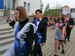 В Южно-Сахалинске прозвенели последние звонки