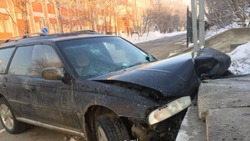 Водитель Subaru разбил машину об ограду городского парка в Охе и скрылся с места ДТП
