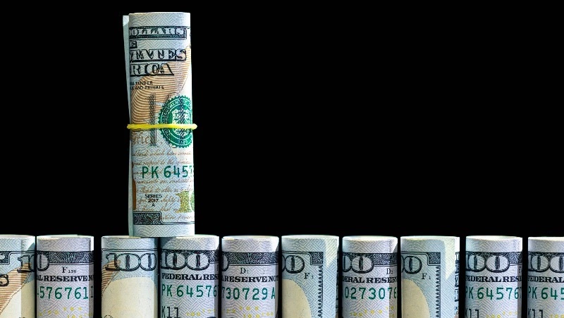 ЦБ установил курс доллара выше 84 рублей впервые с апреля