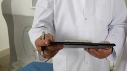 Российский врач назвал препараты, которые не следует принимать для лечения омикрона