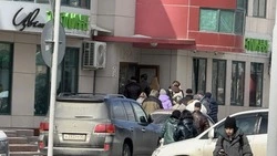 Люди и авто слились в очередь за цветами в Южно-Сахалинске в преддверии 8 Марта