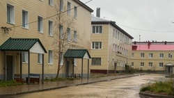 Двор десяти домов в Ногликах затопило после мощного ливня