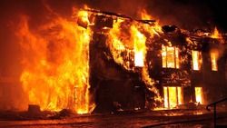 Пожар охватил 400 квадратных метров расселенного дома в центре Сахалина