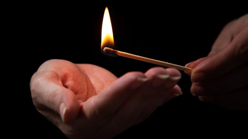 Жительница Сахалина пыталась сжечь заживо своего гостя