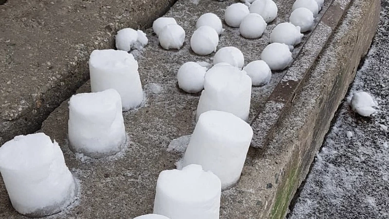 Куличи из снега и лыжи: суровый май встретили на Сахалине