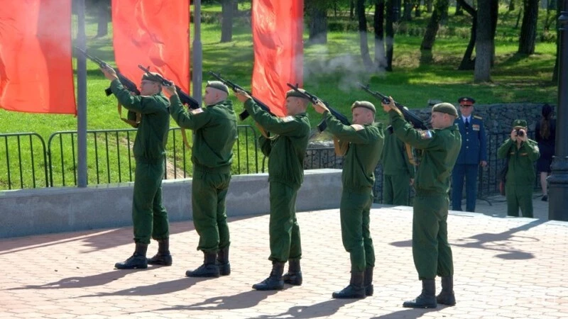 В Южно-Сахалинске прогремел парадный салют в честь 74-летия окончания Второй мировой войны