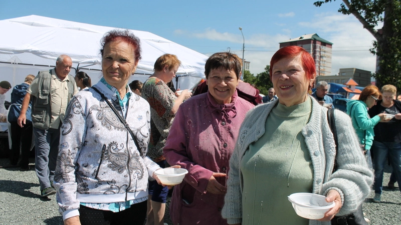 Южносахалинцы накануне Дня рыбака веселились на ярмарке