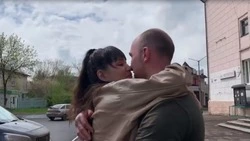 Сахалинская артистка выступила на сцене для своего возлюбленного солдата в зоне СВО