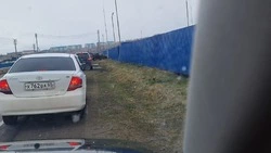 Жители Курил обрадовались появлению топлива и выстроились в очередь на заправку 