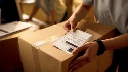 В Корсакове сотрудницу ПВЗ поймали на кражах заказов