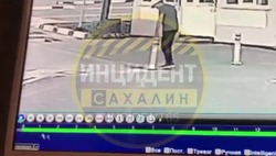 Мужчина вырвал парковочный столбик из асфальта в Долинске