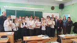 Ученики школы № 6 в Южно-Сахалинске собрали посылки для бойцов в зоне СВО
