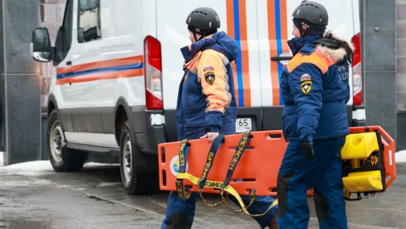 Двух человек спасли из горящей квартиры через окно в Холмске