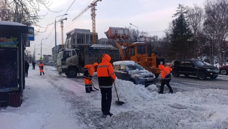 Работы по вывозу снега пройдут на 20 улицах Южно-Сахалинска в ночь на 13 января