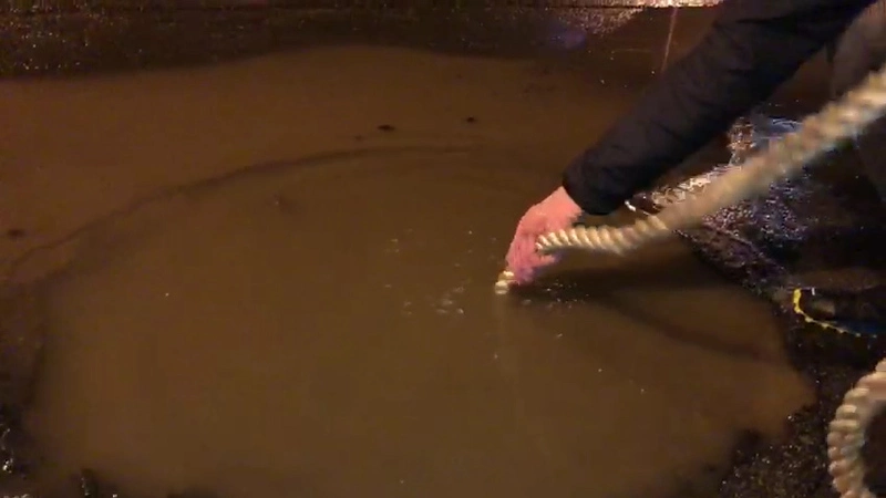 На главной улице Южно-Сахалинска горожанин попал в полутораметровую яму и «убил» машину