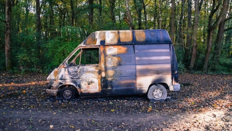 Мужчина расколотил палкой чужой фургон в Смирныховском районе, теперь его отправят под суд