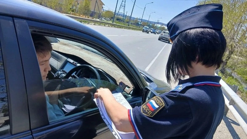 В Южно-Сахалинске судебные приставы и ГАИ арестовали машины должников прямо на дороге