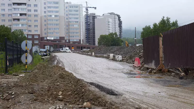 После жалоб южносахалинцев дорогу около «Аралии» отсыпят скальником