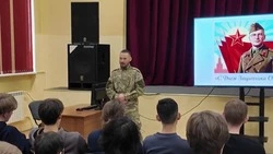 Ветеран СВО Сергей Хомич провел урок мужества для сахалинских студентов