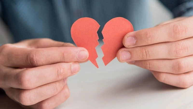 В Макарове полицейский три года навязывал свою любовь коллеге, а после предъявил иск ее сожителю