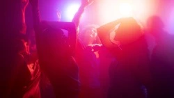 Юный сахалинец забрал у посетителя ночного клуба телефон за 177 тысяч рублей