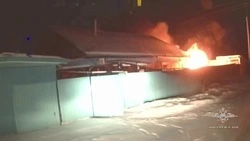 В Приморье полицейский вытащил пенсионерку из горящего дома 