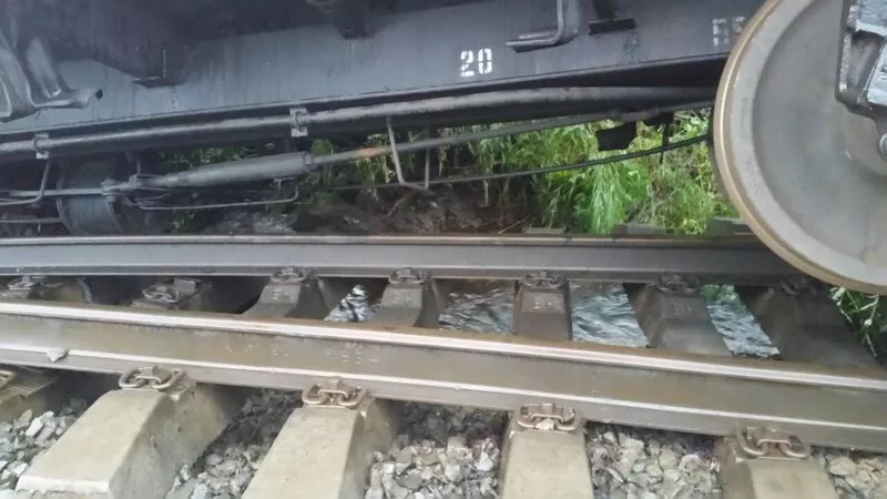 На место ЧП в Поронайском районе прибыл восстановительный поезд