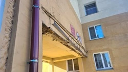 Жители дома в Южно-Сахалинске рискуют получить аркой по голове