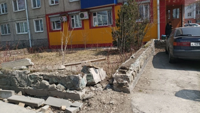 Южносахалинцам еще месяц придется ходить по грязи и разрухе вместо тротуара