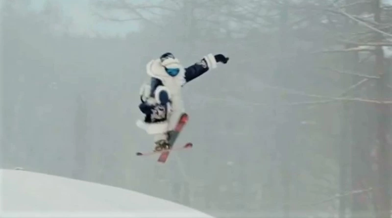 Дед Мороз-горнолыжник поздравил сахалинцев с наступающим Новым годом