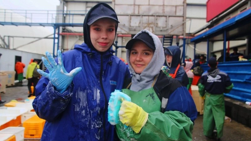 На путине в сахалинском селе Озерском работают 80 студентов из 15 субъектов РФ