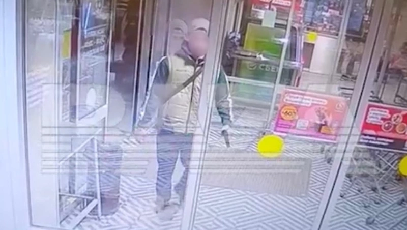 Вооруженный шестиклассник пытался вынести 168 плиток шоколада из магазина в Перми