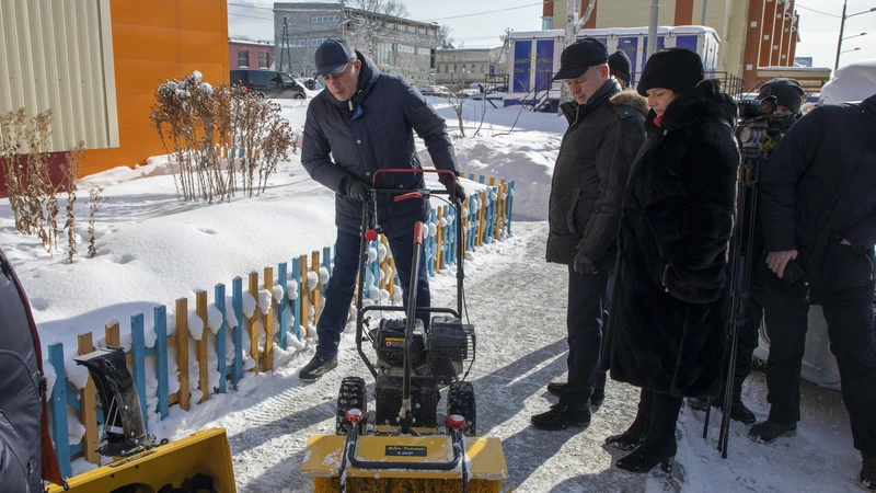 На Сахалине для дворников закупят спецодежду и новую снегоуборочную технику