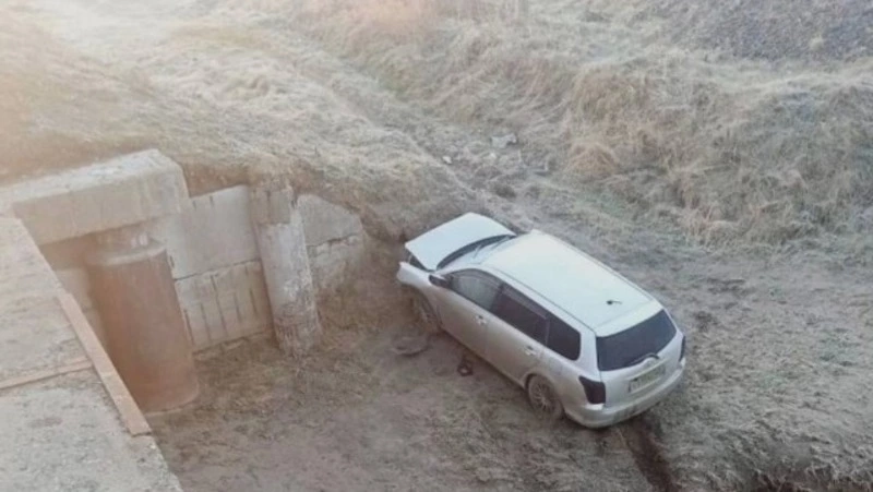 Водитель Toyota Corolla Fielder вылетел в кювет на автодороге Южно-Сахалинск — Оха