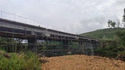 Рабочие перешли к ремонту опор моста через реку в Томаринском районе