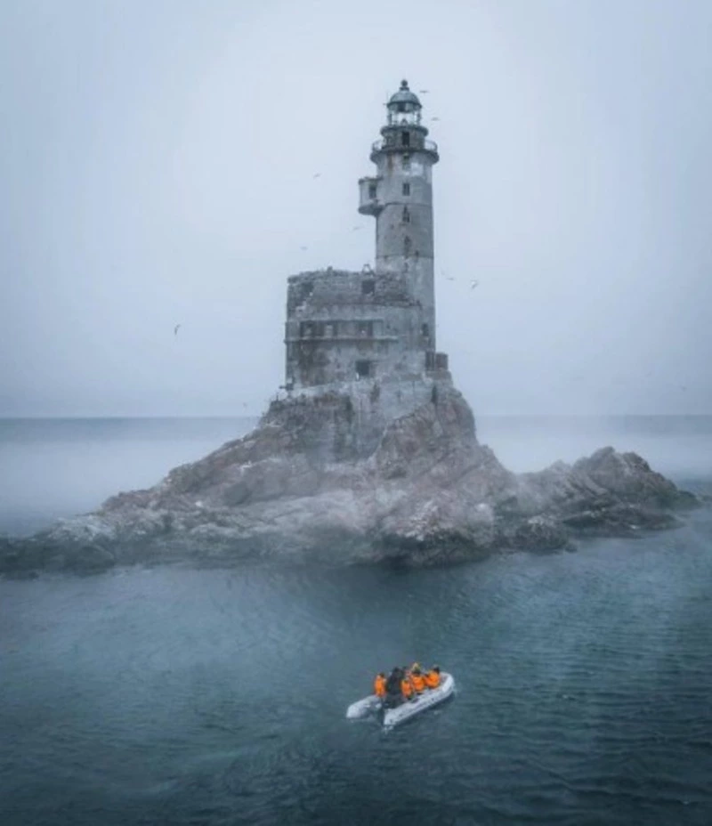 Маяк Анива в мистическом тумане показали жителям Сахалина