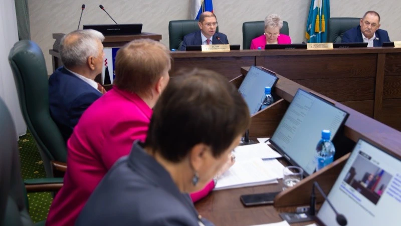 Сахалинский бюджет скорректировали: больше денег на соцподдержку, дороги, школы и лекарства